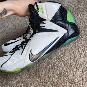 NIKE LEBRON 12 like new ! Minor scuffing